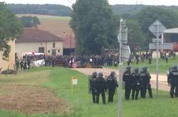 Полиция разогнала водометами демонстрантов во Франции