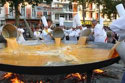 В Бельгии приготовили традиционный гигантский омлет из 10 тысяч яиц