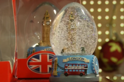 В Лондоне уже продают елки и новогодние игрушки