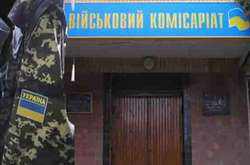 В Одеській області «антикорупціонери» напали на військкомат: комісару довелося втікати