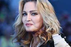 Конь и жаркие танцы: Мадонна отметила день рождения в полупрозрачном платье