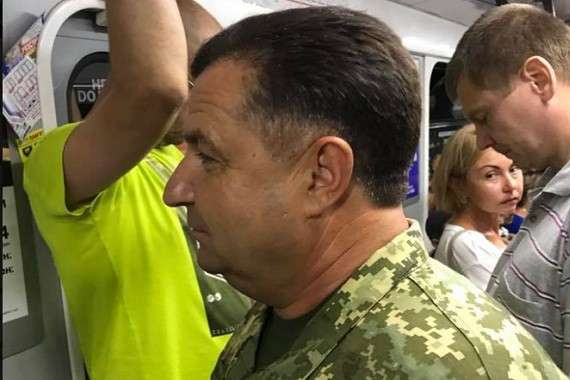 Міністр оборони проїхався в метро, щоб потрапити на репетицію параду до Дня Незалежності