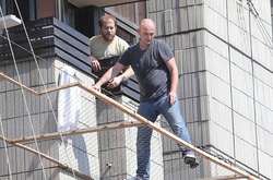   На сітку чоловік потрапив через балкон готелю   
  Фото УНІАН     