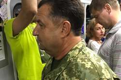 Министр Полторак из-за пробок ехал в метро 