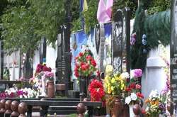 У Вінниці жінка крала квіти з могил воїнів АТО і продавала їх