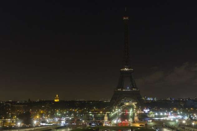 Ейфелева вежа в Парижі погасила вогні в пам'ять про жертви теракту в Барселоні