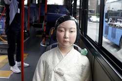 В автобусах Сеула установили памятники женщинам, пострадавшим от секс-рабства