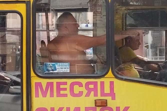 В одеській маршрутці їздив голий чоловік (фото)