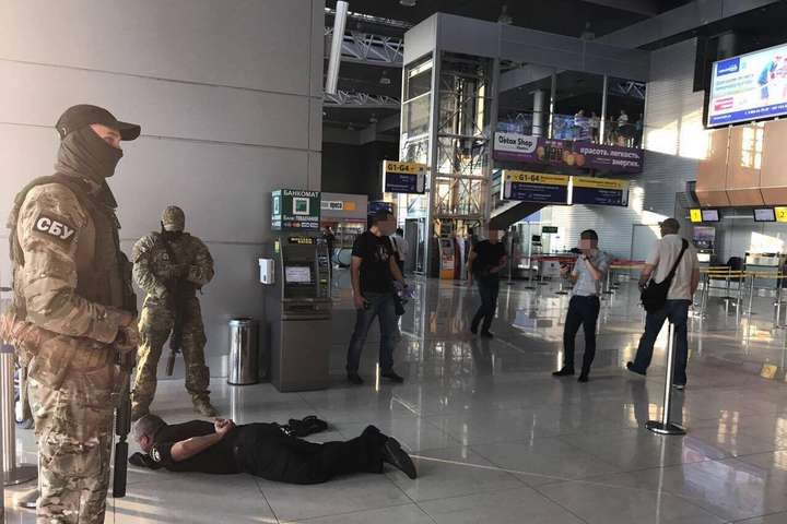 СБУ спіймала на хабарах керівників поліції аеропорту «Харків»