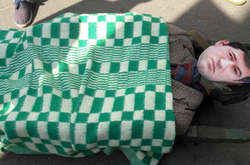 Харківські активісти принесли підлеглим Насірова картату ковдру