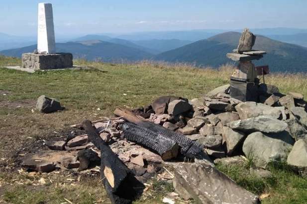На Закарпатті невідомі зрубали і спалили православний хрест