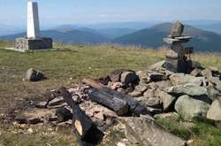 На Закарпатті невідомі зрубали і спалили православний хрест