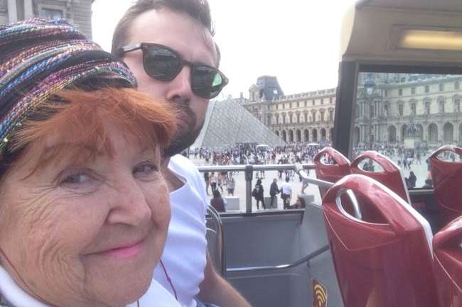 Онук звозив до Парижа свою бабусю, що хвалила СРСР. Її емоції записали на відео