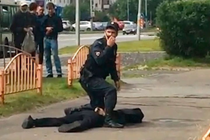Правоохоронці встановили особу чоловіка, який напав на перехожих у російському Сургуті