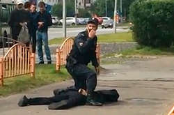 Правоохоронці встановили особу чоловіка, який напав на перехожих у російському Сургуті