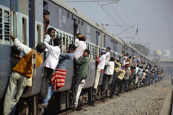 В Індії потяг зійшов з рейок, є загиблі