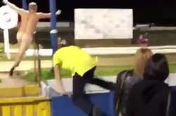 Британець в одних шкарпетках і туфлях пробігся по стадіону в Манчестері