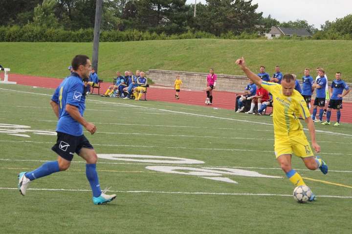 Ukrayinski Veterani Vigrali U Futbol U Toronto Glavkom