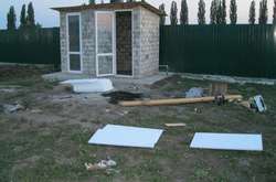 Молоде подружжя постраждало через вибух у вбиральні на Київщині