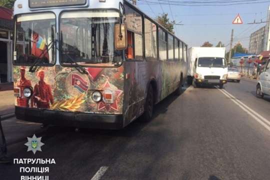 У Вінниці п’яний водій фургона «поцілував» тролейбус з радянською символікою (фото)