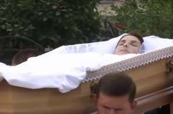 Молоду жінку, яка загинула у ДТП з автомобілем Димінського, поховали у весільній сукні