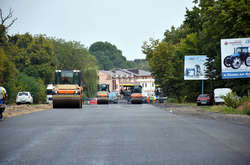 Як навколо Вінниці ремонтують дороги. Розпечений фоторепортаж
