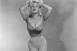 Та, что была до Мэрилин Монро. Фотографии самой соблазнительной красотки 50-х Бетти Бросмер