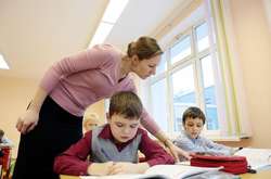 Гройсман обіцяє підняти зарплати вчителям