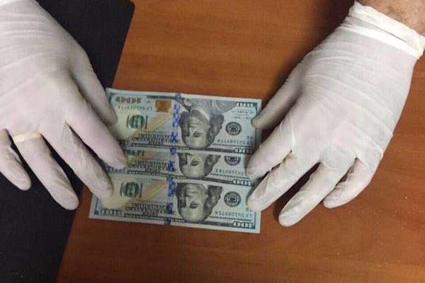На Одещині спіймали податківця на хабарі в 300 доларів (фото)