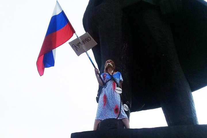 В Новосибирске активистка изобразила «умирающую Россию»: фото и видео 