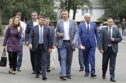 Кличко привіз Гройсмана на Борщагівку. Фоторепортаж з околиць столиці