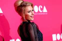 Пэрис Хилтон возвращает велюровые спортивные костюмы в моду