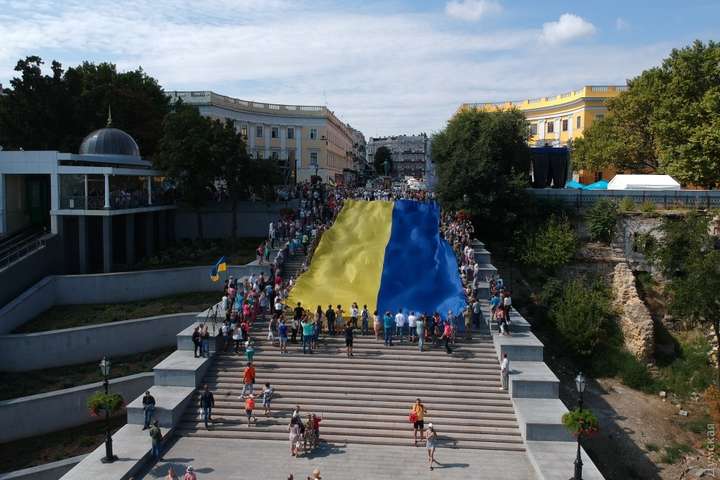 В Одессе развернули 26-метровый флаг Украины: фото и видео 