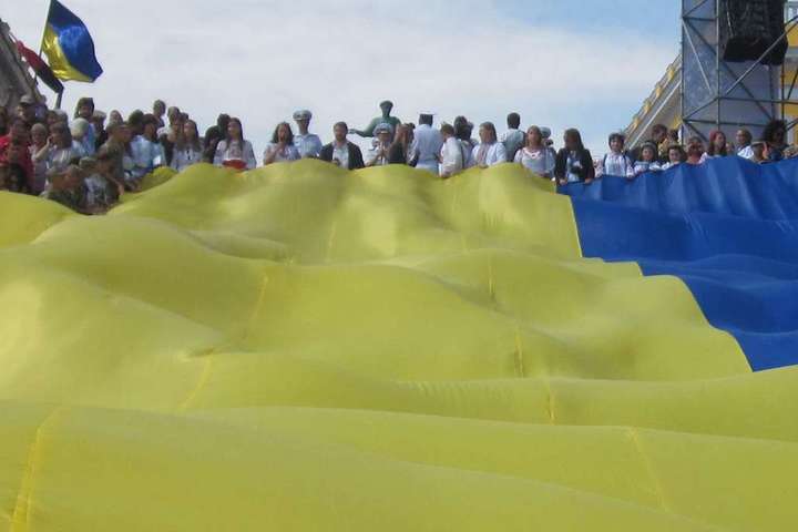 В Одесі розгорнули величезний прапор України. Фоторепортаж з Потьомкінських сходів