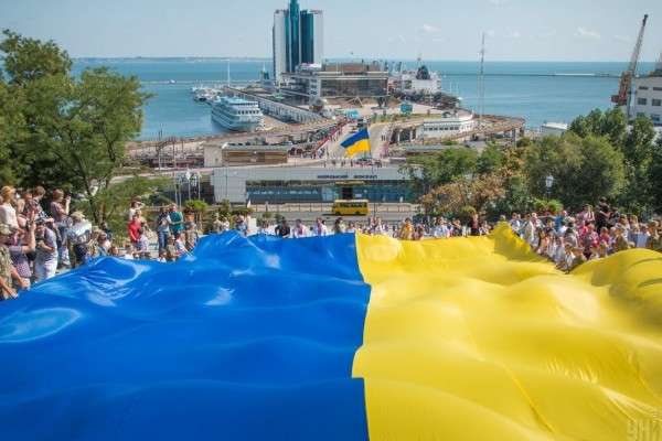 В Одесі Потьомкінськими сходами пронесли величезний прапор