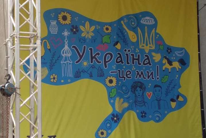 «Недогледіли». Влада Броварів пообіцяла прибрати карту України без Криму і Донбасу