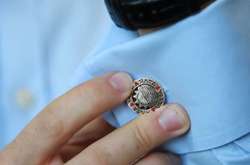 Сотрудник посольства США покорил украинцев своими запонками 