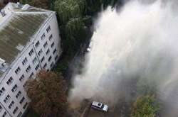 У Києві посеред вулиці утворився «гейзер» 