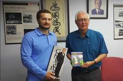 Син Порошенка виграв конкурс і полетів у Сінгапур