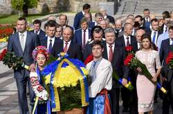 Президент Порошенко з дружиною поклали квіти до пам'ятника Михайлові Грушевському