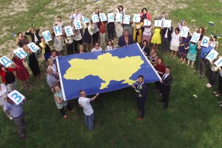 Як іноземні посольства привітали українців з Днем Незалежності