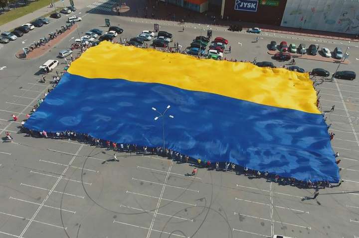 У Сумах розгорнули найбільший у світі прапор України