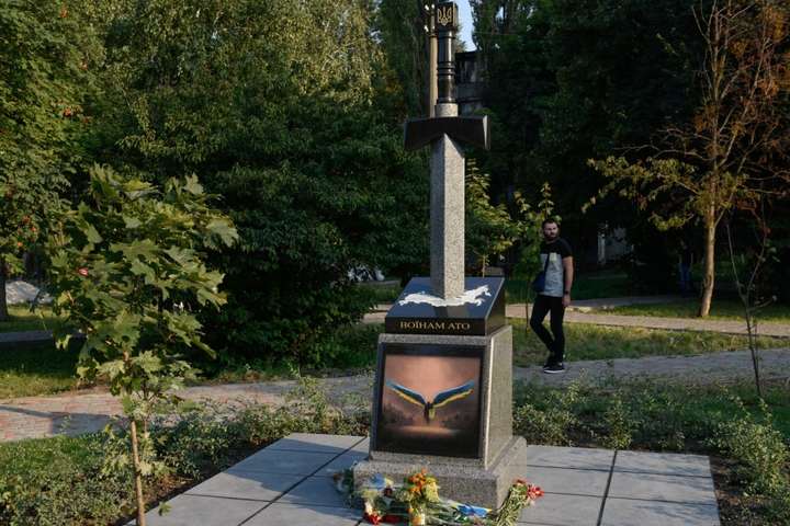Вандали у Києві облили фарбою пам’ятник героям АТО у вигляді меча в карті Росії 