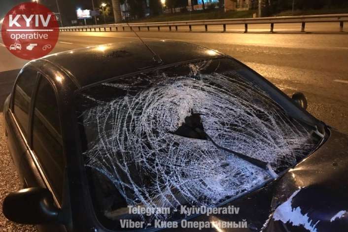 У Києві на проспекті Перемоги авто збило жінку