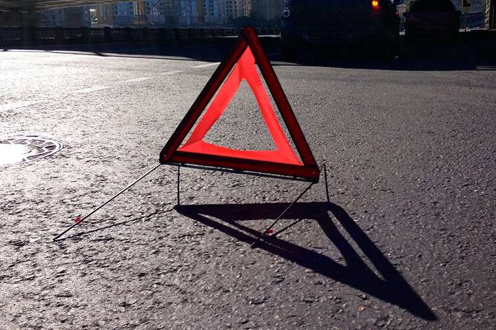 У Києві на смерть збили пішохода, що вирішив перебігти дорогу з відбійником