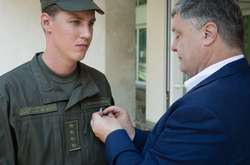 Порошенко нагородив нацгвардійця, який надав першу допомогу постраждалій від вибуху у Києві