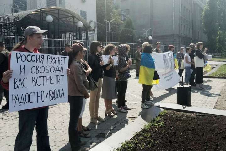 У Києві від російських дипломатів вимагали свободи для Сенцова і Кольченка