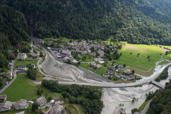 У швейцарських Альпах вісім людей зникли безвісти після зсуву