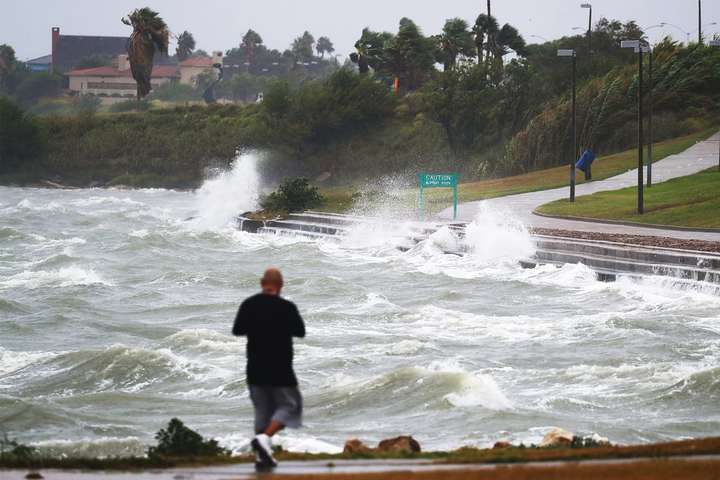 У штаті Техас оголошено режим стихійного лиха через ураган Харві