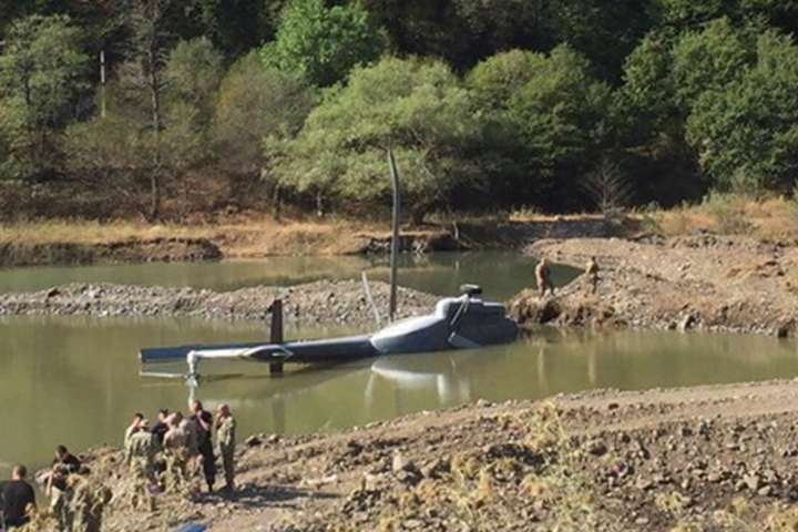 У Грузії впав вертоліт, що набирав воду для гасіння пожежі